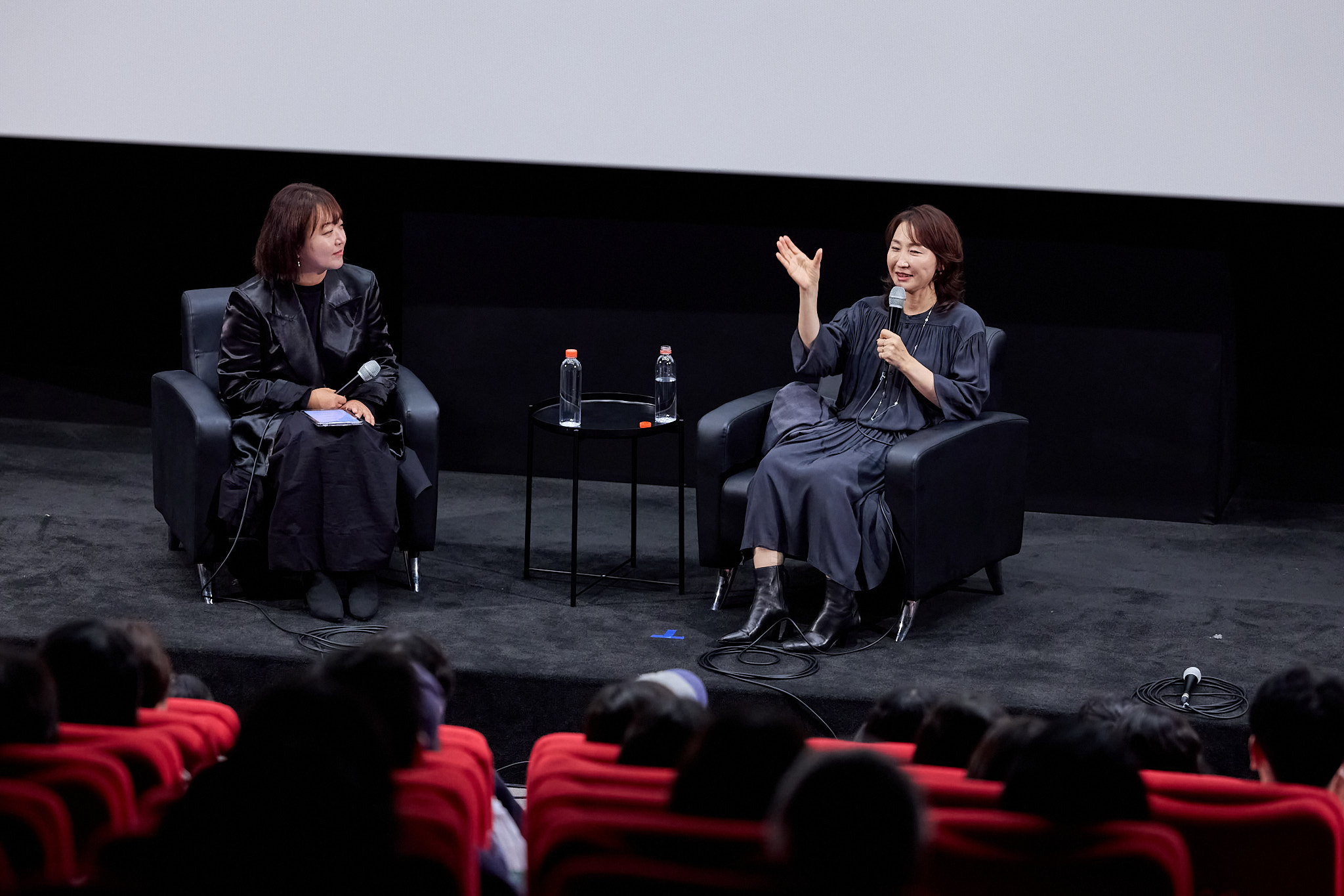 Production designer Ryu Seong-hie, right speaks during a special talk session, titled “The Cinematic Life of Ryu Seong-hie: Winner of the 1st Camellia Award,” held at the Cinematheque venue at the Busan Cinema Center in Haeundae District on Saturday evening. From left, moderator Beck Un-a and Ryu [BIFF]