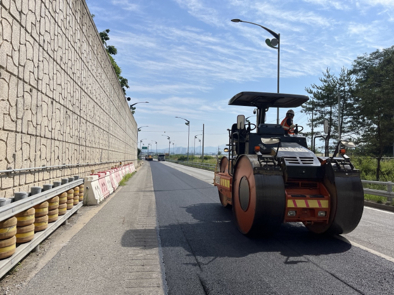 Posco’s steel slag is being used as an aggregate to pave roads on National Route 3. [POSCO]