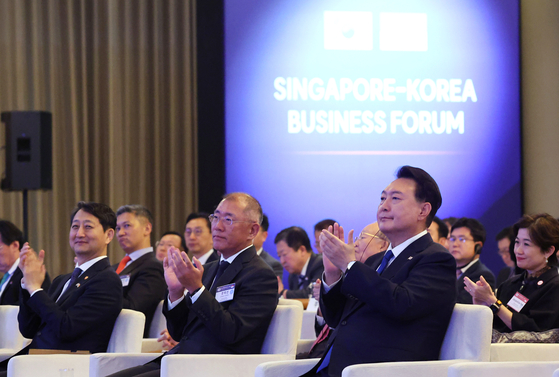 From left, Korean President Yoon Suk Yeol, Hyundai Motor Group Chairman Chung Eui-sun and other government officials and business leaders take part in a business forum in a hotel in Singapore on Wednesday. [JOINT PRESS CORPS]