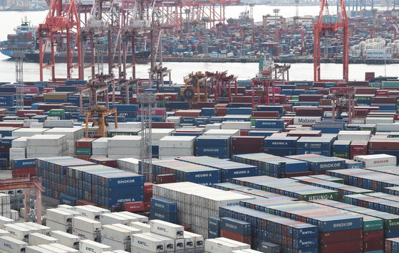 Containers are stacked at a port in Busan on Sept. 11. [NEWS1] 