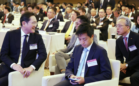 Samsung Electronics Executive Chairman Lee Jae-yong, left, chats with other attendees at the Korea-Singapore business forum at a hotel in Singapore on Wednesday. [JOINT PRESS CORPS]