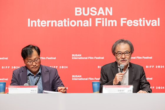 Japanese director Kiyoshi Kurosawa, right, speaks during a press conference on Thursday at Shinsegae Department Store in Haeundae District, Busan. From left, Pak Do-sin, the interim festivial director of the 29th Busan International Film Festival and director Kurosawa [BIFF]