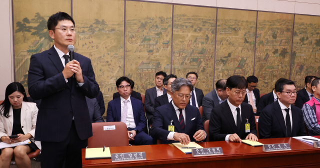 K-pop agency heads attend an audit at the National Assembly audit in Yeouido, western Seoul, on Monday. From left: Yang Min-suk, CEO of YG Entertainment; Jang Cheol-hyuk, CEO of SM Entertainment; Jimmy Jeong, CEO of JYP Entertainment; and Joon Choi, CEO of Weverse. [YONHAP]