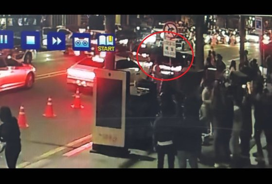 A vehicle allegedly driven by Moon Da-hye appears to carelessly change lanes at around 2:51 a.m. on Saturday in front of the Hamilton Hotel in Itaewon, Yongsan District in central Seoul, according to camera footage. [SCREEN CAPTURE]