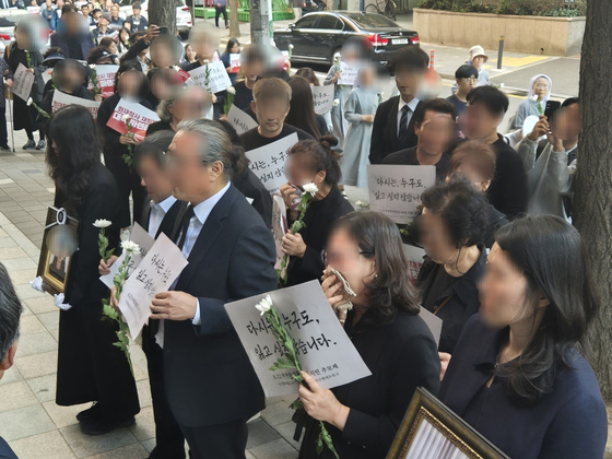 Mourners pay respects at a memorial service held in front of Bucheon City Hall in Gyeonggi Wednesday afternoon to mark the 49th day since the Bucheon hotel fire that claimed the lives of seven people. The service is a Buddhist ritual held on the 49th day after a person's death, believed to be the day their soul reincarnates. [NEWS1]