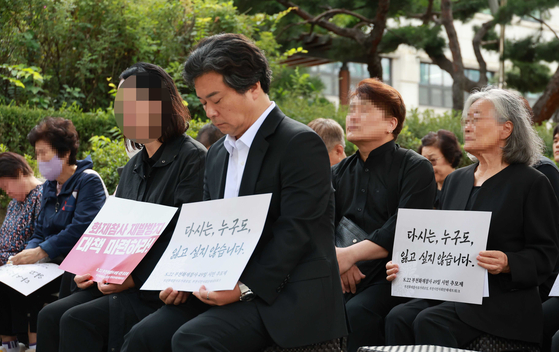 Mourners pay respects at a memorial service held in front of Bucheon City Hall in Gyeonggi Wednesday afternoon to mark the 49th day since the Bucheon hotel fire that claimed the lives of seven people. The service is a Buddhist ritual held on the 49th day after a person's death, believed to be the day their soul reincarnates. [YONHAP]