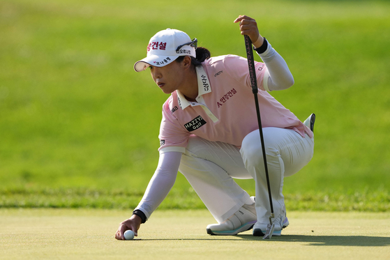 Kim A-lim lines up a putt on the fourth green during the third round of the Kroger Queen City Championship presented by P&G 2024 at TPC River's Bend on Sept. 21 in Maineville, Ohio. [AFP/YONHAP] 