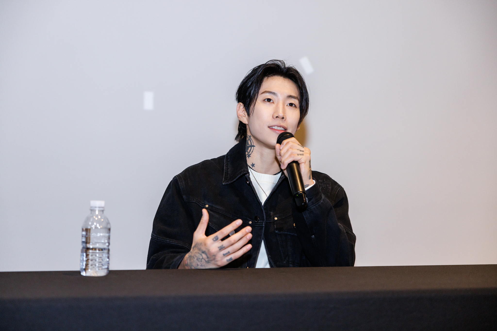 Singer Jay Park explains his new songs from ″The One You Wanted″ album to reporters at a press conference held in southern Seoul on Oct. 8. [MORE VISION]