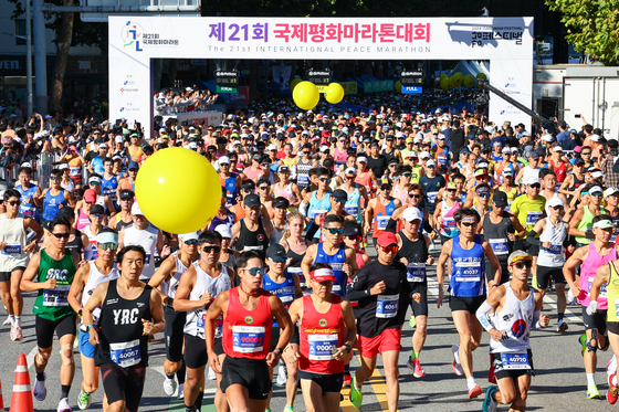 Participants start the race in the 21st International Peace Marathon in Seoul on Oct. 3. [YONHAP]