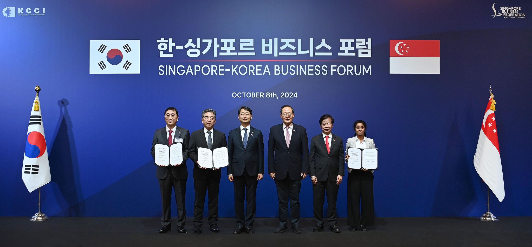 Hyundai Motor executives and Nanyang Technological University (NTU) officials including Hyundai CEO Chang Jae-hoon, second from left, Industry Minister Ahn Duk-geun, third from left, and Professor Lam Khin Yong, Vice President of NTU, fifth from left, take a photo after signing an agreement on joint research in Singapore on Tuesday. [HYUNDAI MOTOR]