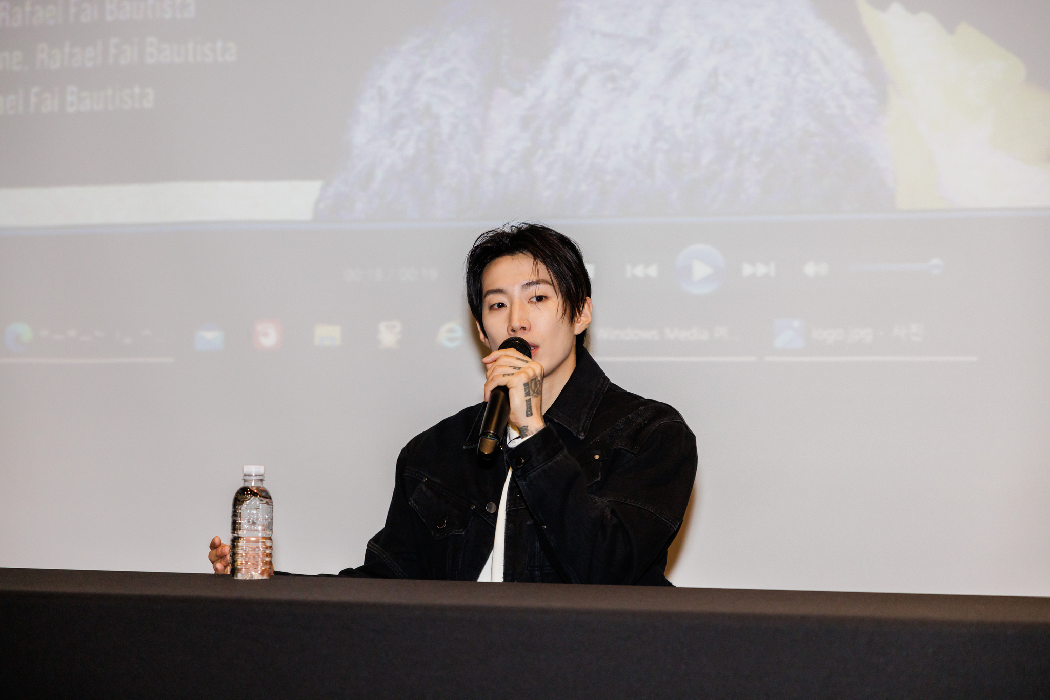 Singer Jay Park explains his new songs from ″The One You Wanted″ album to reporters at a press conference held in southern Seoul on Oct. 8. [MORE VISION]