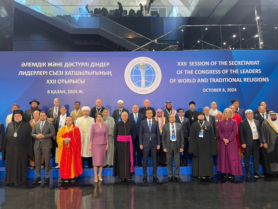 World and traditional religious leaders, including Chairman of the Kazakh Senate Maulen Ashimbayev, center, and Moon Jong, Director of the Department of Missionary Research of the Jogye Order of Korean Buddhism, back row third from right, pose for a photo after the 22nd meeting of the Secretariat of the Congress of Leaders of World and Traditional Religions at the Palace of Peace and Reconciliation in Astana on Tuesday. [LIM JEONG-WON]