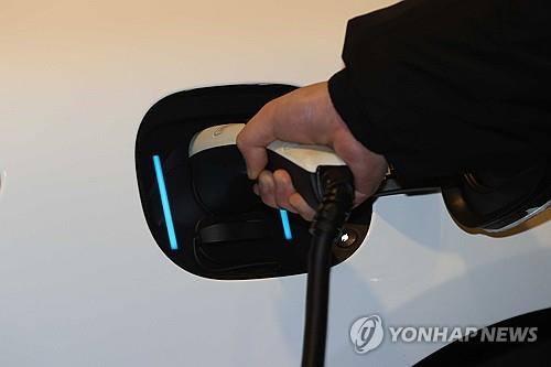 This undated file photo shows an electric vehicle being charged. [YONHAP]