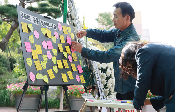 Mourners pay respects at a memorial service held in front of Bucheon City Hall in Gyeonggi Wednesday afternoon to mark the 49th day since the Bucheon hotel fire that claimed the lives of seven people. The service is a Buddhist ritual held on the 49th day after a person's death, believed to be the day their soul reincarnates. [YONHAP]