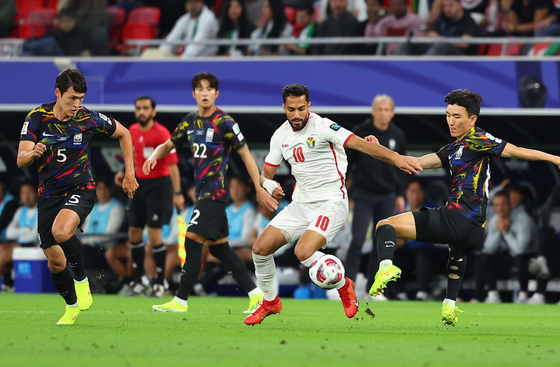 Korea's Hwang In-beom, far right, vies for the ball during the 2023 Asian Cup semifinal against Jordan at Ahmed bin Ali Stadium in Qatar on Feb. 7. [YONHAP] 