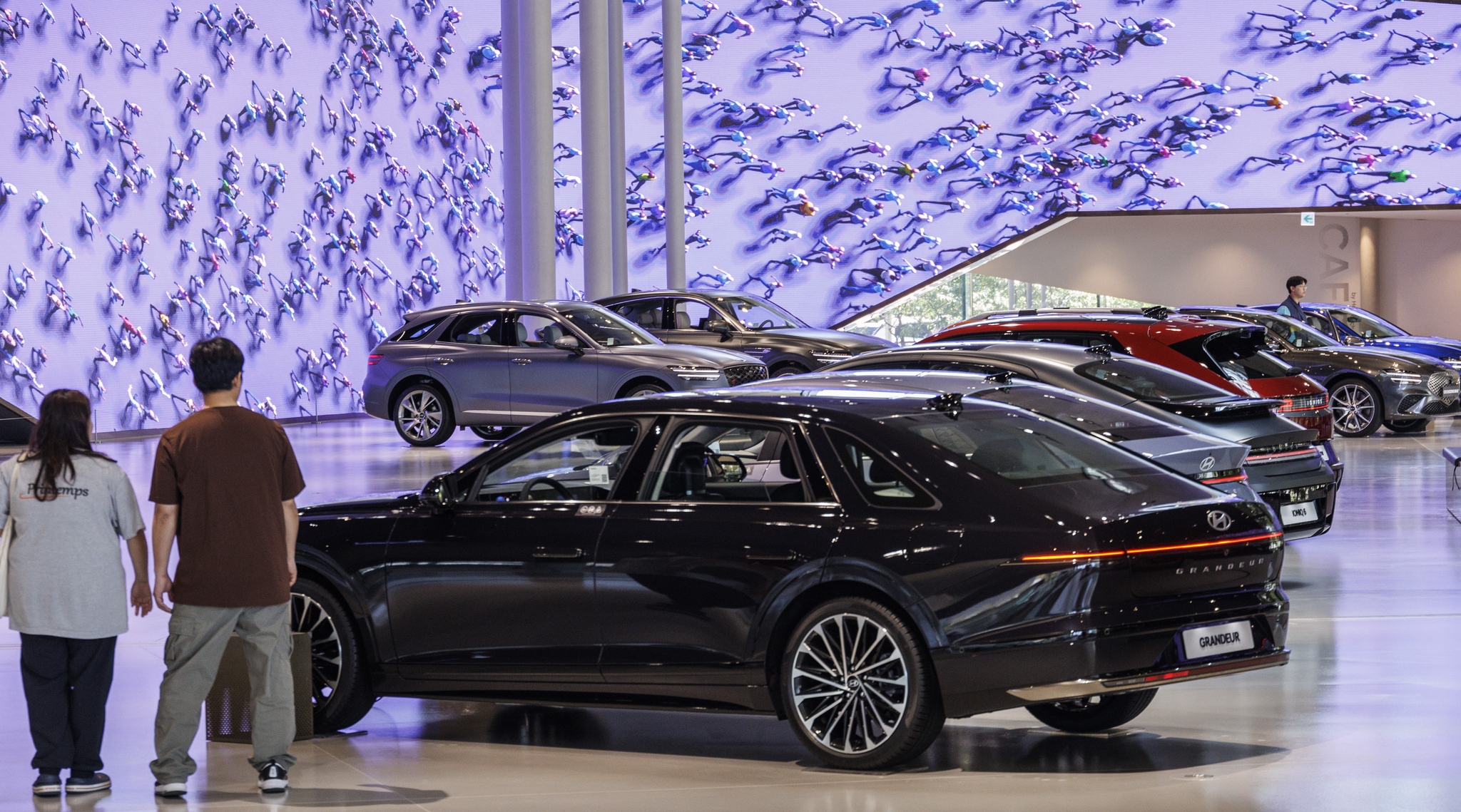 Visitors look at cars at the Hyundai Motorstudio in Goyang, Gyeonggi, on Sept. 30. [YONHAP]