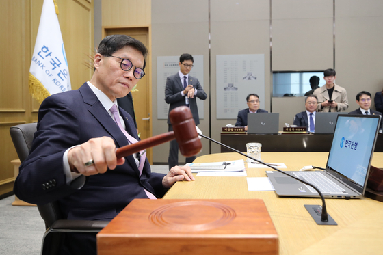 Bank of Korea Gov. Rhee Chang-yong bangs the gavel at the central bank in central Seoul on Friday. [YONHAP]