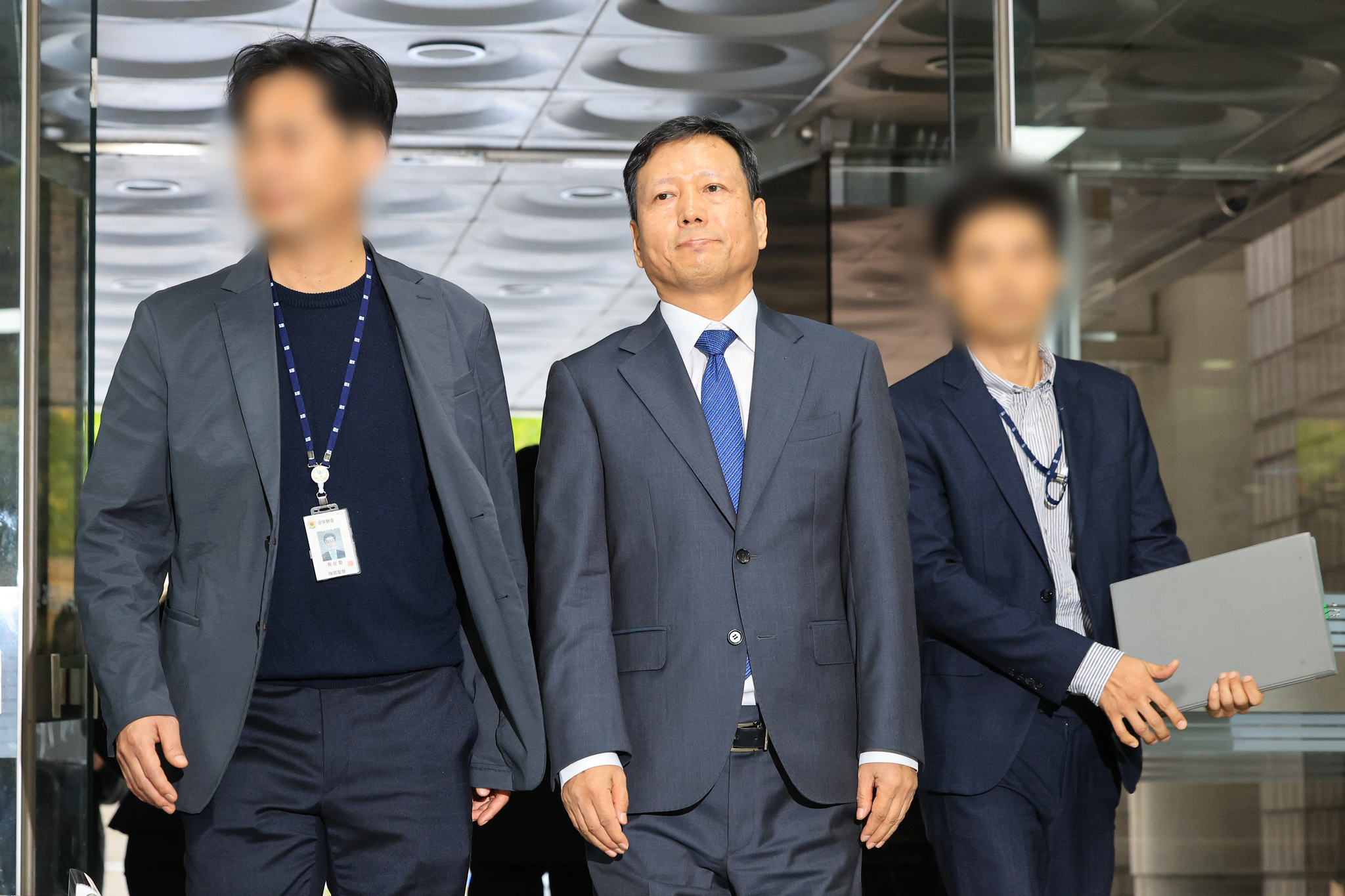 Qoo10 CEO Ku Young-bae, cental, attends a hearing at the Seoul Central District Court on Thrusday as the court is to decide whether to issue an arrest warrant for him over a large-scale insolvency incident involving vendors on his e-commerce platforms. [YONHAP]