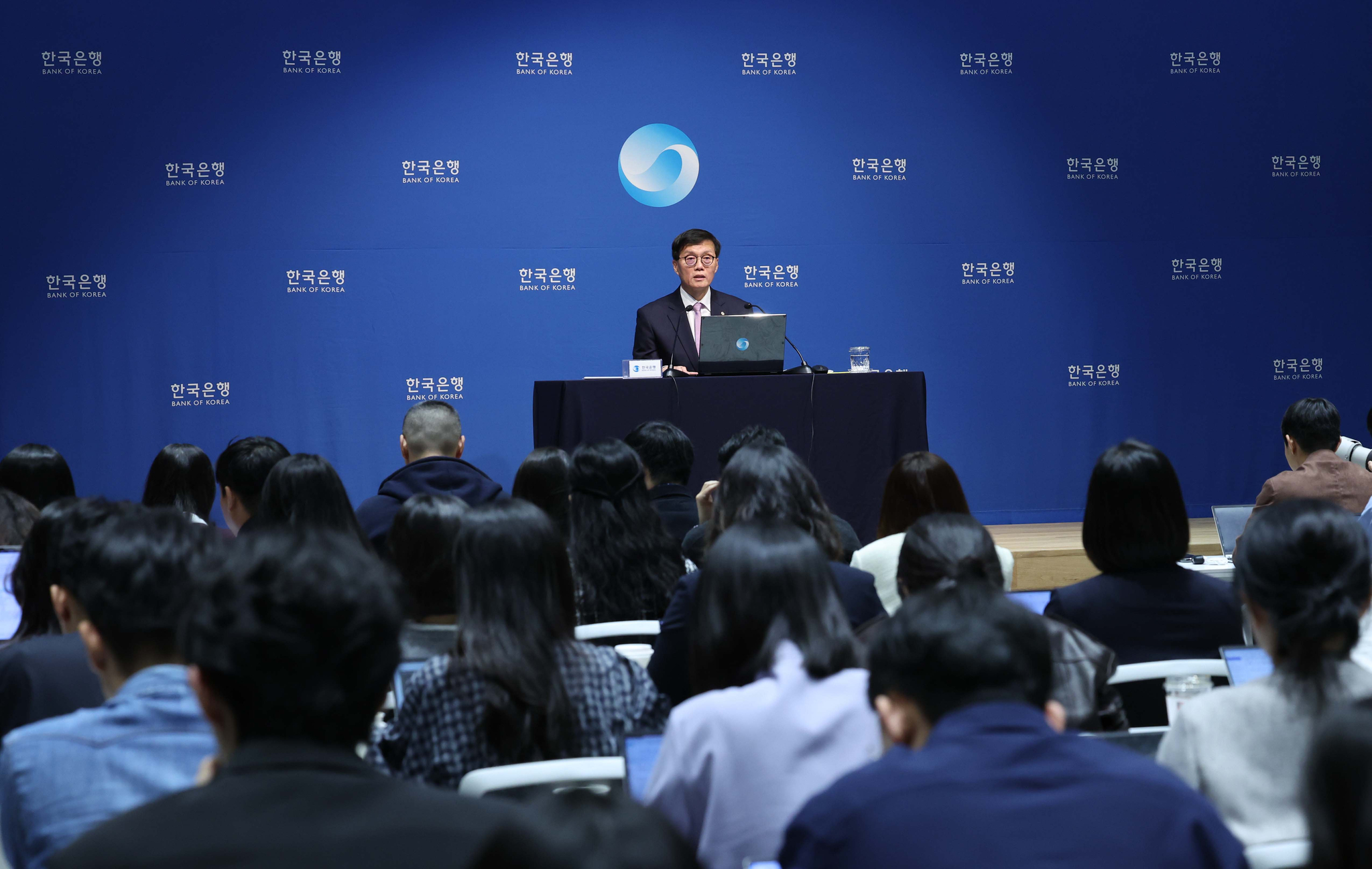 Bank of Korea Gov. Rhee Chang-yong speaks during a press conference in central Seoul on Friday after the central bank cut its key rate to 3.25 percent. [YONHAP]