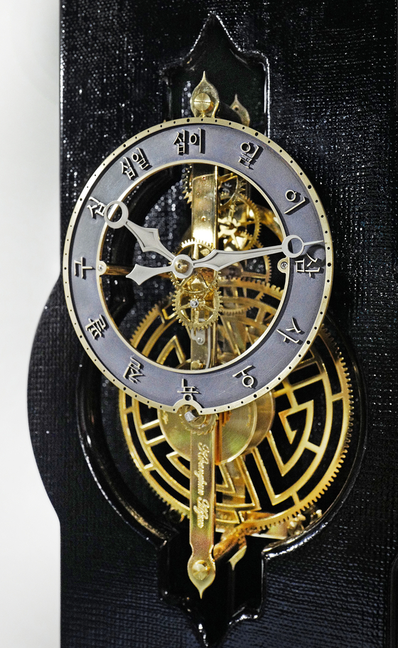 A wall clock with its dial designed in hangul, the Korean alphabet  [PARK SANG-MOON] 