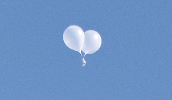 Balloons sent by North Korea carrying trash are spotted over Seoul on Tuesday. [YONHAP]