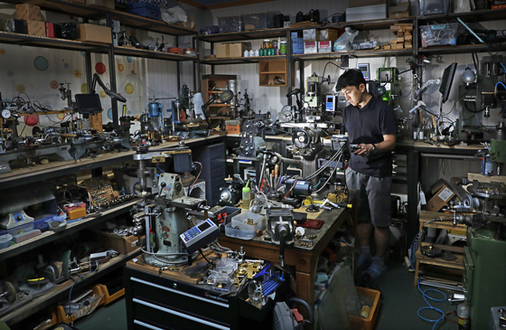 Hyun’s art studio is filled with various metal parts and tools  [PARK SANG-MOON] 