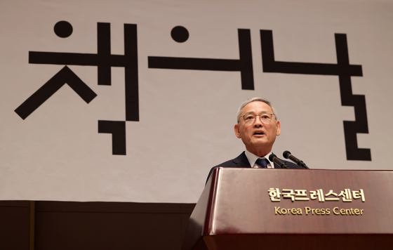 Culture Minister Yu In-chon speaks during a ceremony for Korea’s Book Day at the Korea Press Center in Jongno District, central Seoul, on Friday. [MINISTRY OF CULTURE SPORTS AND TOURISM]