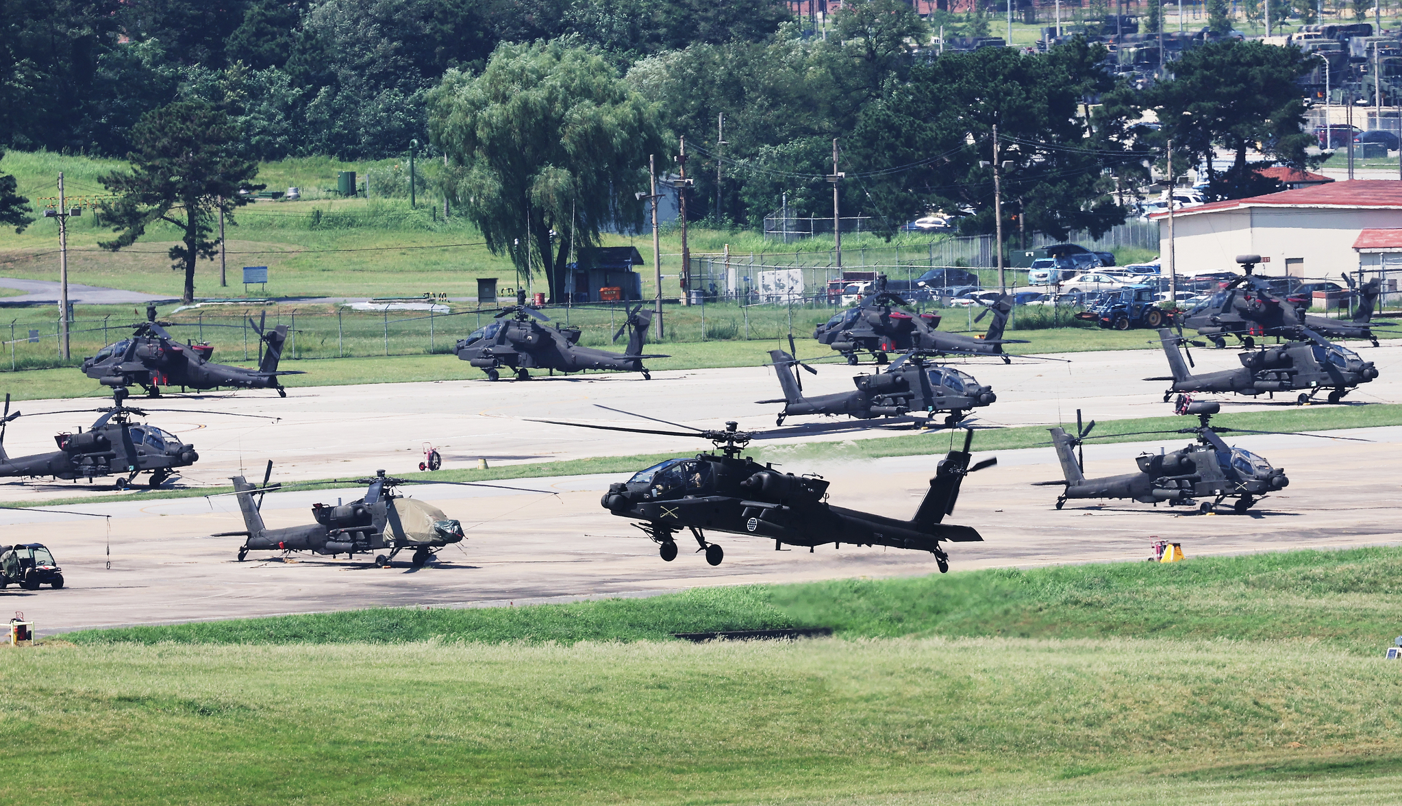 Apache attack helicopters at Camp Humphreys, a U.S. military base, in Pyeongtaek, Gyeonggi on Aug. 19 [YONHAP] 