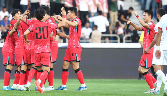 The Korean national team celebrates Lee Jae-sung's goal during a 2026 World Cup qualifier against Jordan at Amman International Stadium in Jordan. [YONHAP]