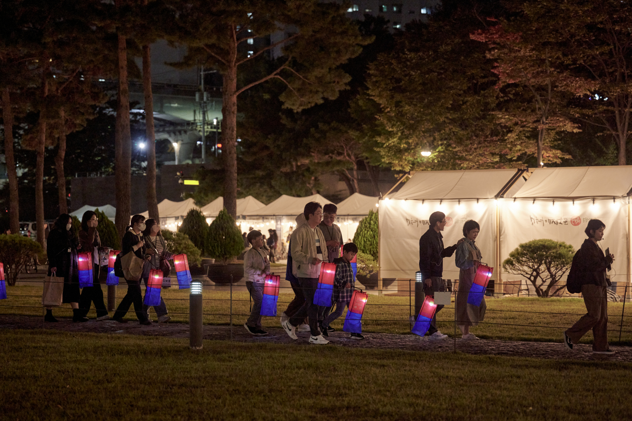 Seodaemun Night Road is a two-night event held on Oct. 18 and 19 in Seodaemun District, western Seoul, consisting of night tours and booth events. [SEODAEMUN NIGHT ROAD]