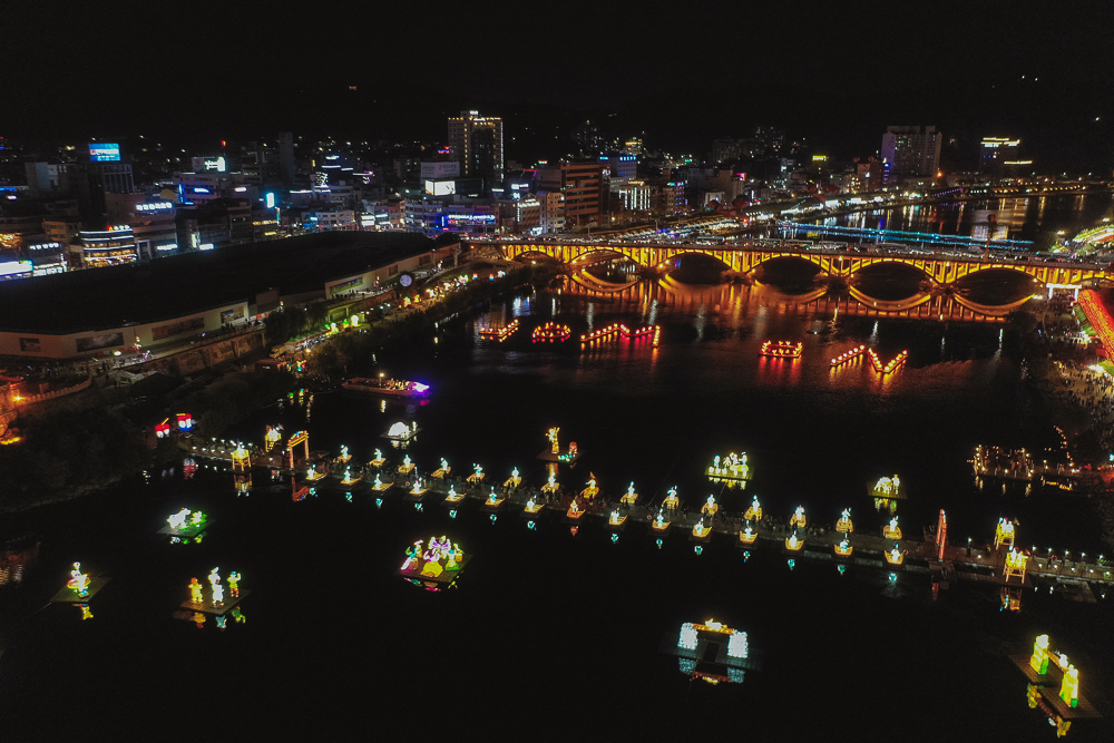 Jinju Namgang Yudeung Festival in Jinju, South Gyeongsang lights up the Nam River with lanterns every October. [JINJU CITY GOVERNMENT]