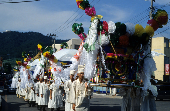 A funeral procession is carried out after Jindo Ssitgimgut, a ritual traditionally held in Jindo, South Jeolla, to pray that the spirit of the dead may forget all grudges and go to heaven in peace. [KOREA HERITAGE SERVICE]