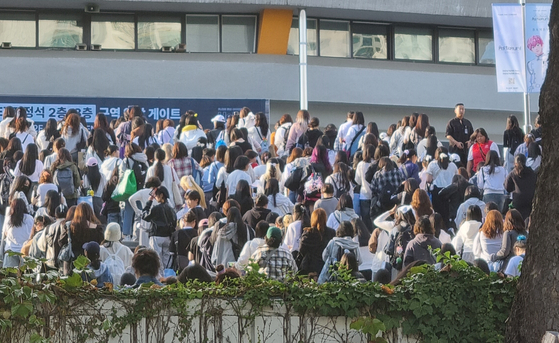 Plave fans waiting for the concert on Oct. 5 in southern Seoul [YOON SO-YEON]