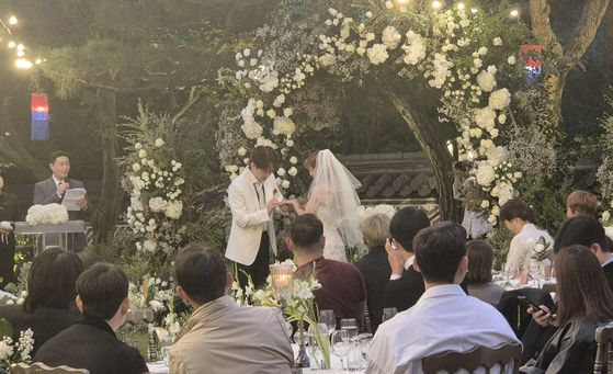 Singers HyunA and Yong Jun-hyung hold their wedding ceremony on Oct. 11 in central Seoul. [YONHAP]