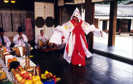 The late shaman Kim Bong-soon performs Jaeseokgeori, as part of a regional Gyeongsagut that wishes a household's good luck practiced in Yangju, Gyeonggi. [KOREA HERITAGE SERVICE]