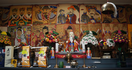 The three walls surrounding shaman Park Sung-mi's shindang in Gyeonggi are completely covered with paintings of the deities she has received as more than 20 years of being a mudang. Such gods include generals, royals, seonnyeo (female angels), scholars and children. Park's story of life as a shaman, and her friendship with French shaman Collette, is documented in documentary film "Shaman Road" (2018). [KIM JU-YEON]