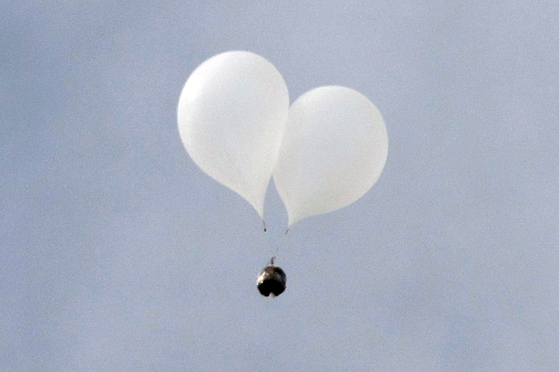 Trash-laden balloons sent by North Korea are spotted flying over Seoul on Oct. 7. [YONHAP]