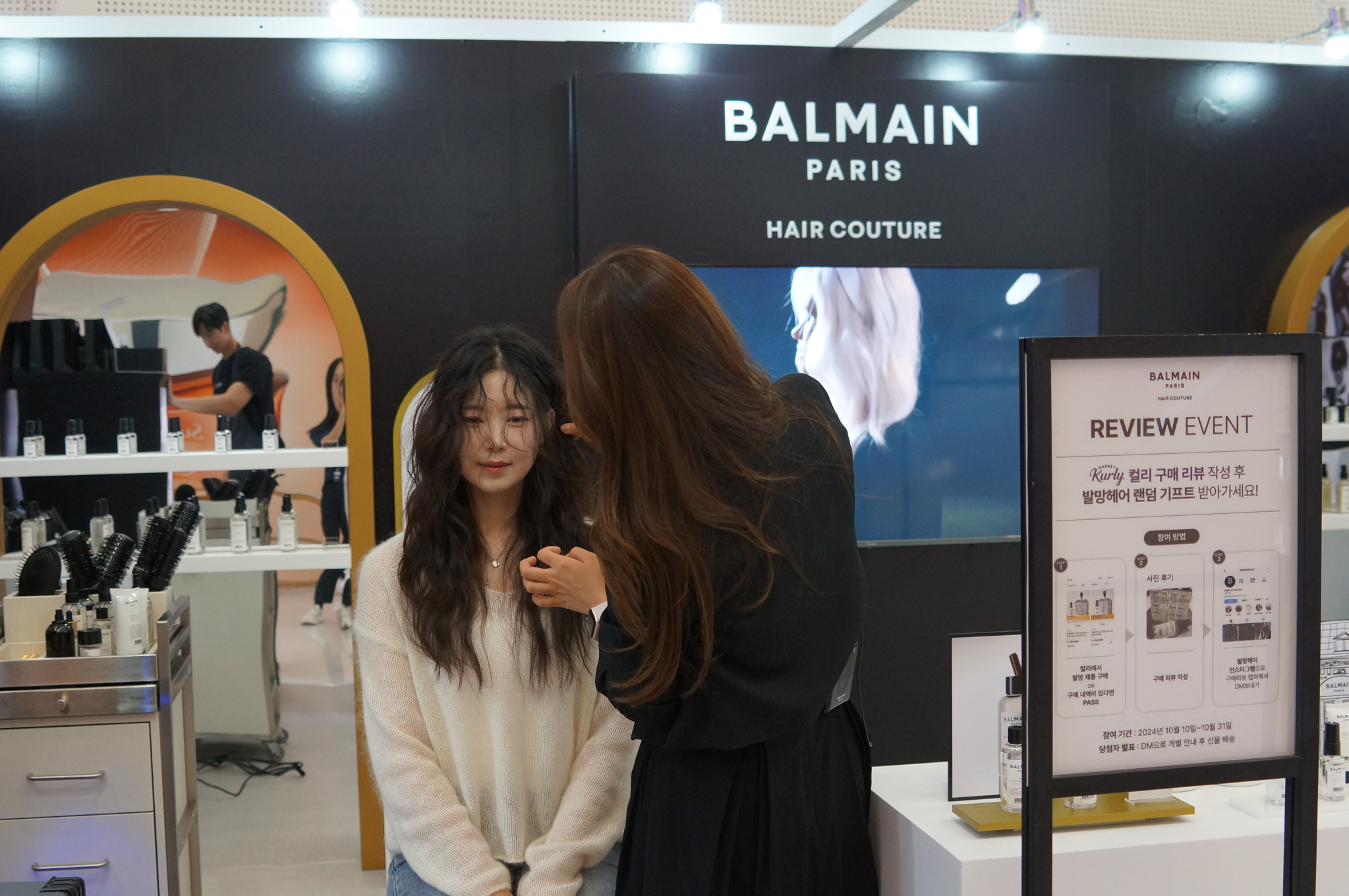 A beautician demonstrates tips for hair styling and care at French luxury brand Balmain's booth at the Kurly Beauty Festa on Oct. 10. [KIM JU-YEON]