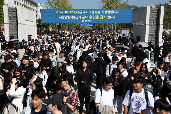 Students leave Yonsei University Sinchon Campus, Seodaemun District, western Seoul after taking the essay test for early admissions on Saturday. [YONHAP]