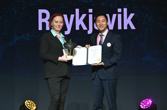 Seoul Mayor Oh Se-hoon, right, poses with an official from Reykjavik, Iceland, winner of the gold prize in the tech-innovative category, during the awards ceremony at COEX in southern Seoul on Thursday. [SEOUL METROPOLITAN GOVERNMENT]