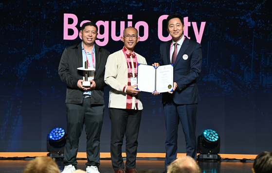 Seoul Mayor Oh Se-hoon, far right, poses with officials from Baguio City in the Philippines, winners of the gold prize in the human-centric category, during the awards ceremony at COEX in southern Seoul on Thursday. [SEOUL METROPOLITAN GOVERNMENT]