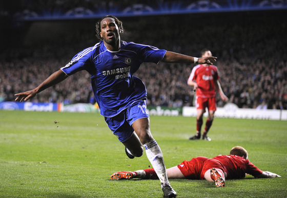 Chelsea's Didier Drogba celebrates scoring against Liverpool during the Champions League semifinal against Liverpool in London on April 30, 2008. [REUTERS/YONHAP] 