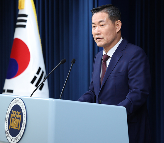 South Korean National Security Advisor Shin Won-sik speaks in a press briefing at the Yongsan presidential office in central Seoul on Sept. 1. [NEWS1]