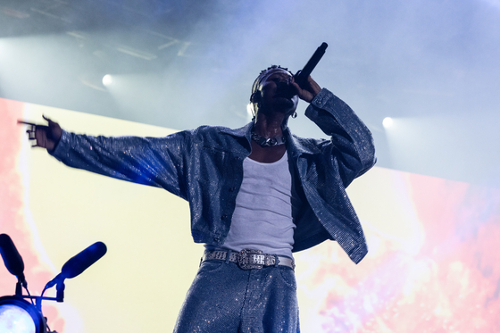 Singer Lucky Daye performs at the 2024 Slow Life Slow Live festival at 88 Grass Park inside Olympic Park in Songpa District, southern Seoul, on Saturday. [PRIVATE CURVE]