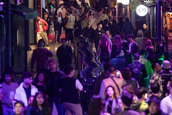 On Oct. 28, 2023, a day before the first anniversary of the Itaewon disaster of Oct. 29, fences are set up along the streets of Itaewon in Yongsan District, central Seoul. [NEWS1]