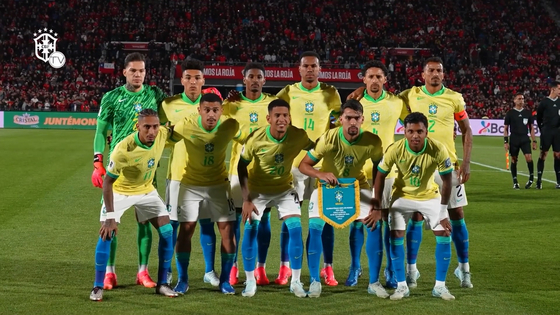 The Brazilian national team poses before a World Cup qualifer against Chile on Thursday. [ONE FOOTBALL]