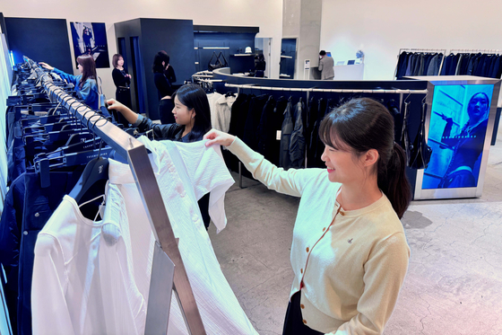 Shoppers peruse the racks at a Treeming Bird pop-up store at Lotte World Mall in Songpa District, southern Seoul, on Monday. [YONHAP]