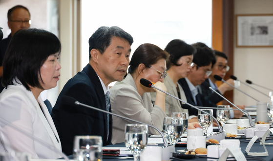 Education Minister Lee Ju-ho discusses the Regional Innovation System & Education project with university officials in a meeting in July. [NEWS1]