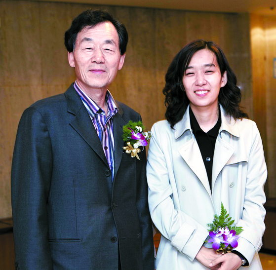 Han Kang, right, and her father, in 2005 [JOONGANG ILBO] 