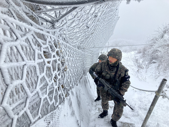 Soldiers of the 21st Infantry Division patrol the barbed wire fence along Mount Gachilbong in Yanggu County, Gangwon, on Dec. 12, 2023. The photo is unrelated to the article. [YONHAP]